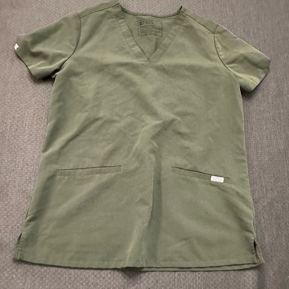 Figs 2 pocket scrub top. Size small - Picture 1 of 4